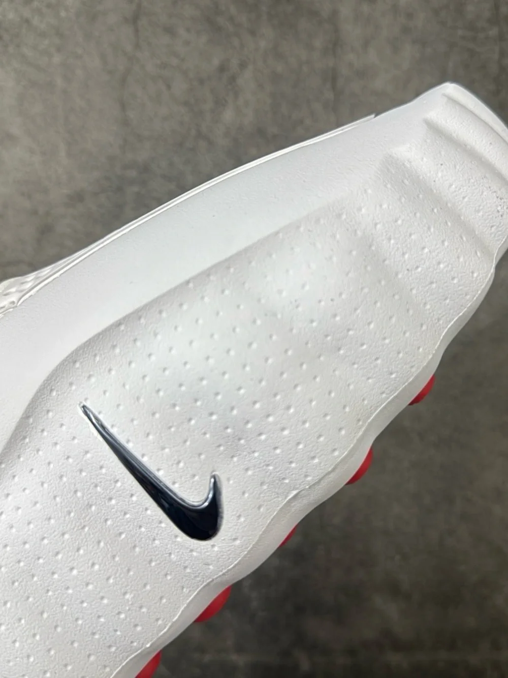 Brand new White Nike Mind 001 slippers (box not included)